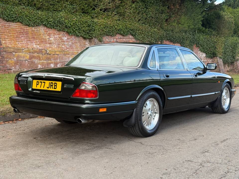 Image 3/31 of Jaguar XJ 6 4.0 Sovereign (1996)