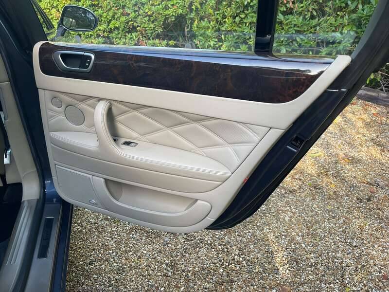 Image 25/50 de Bentley Continental Flying Spur (2010)