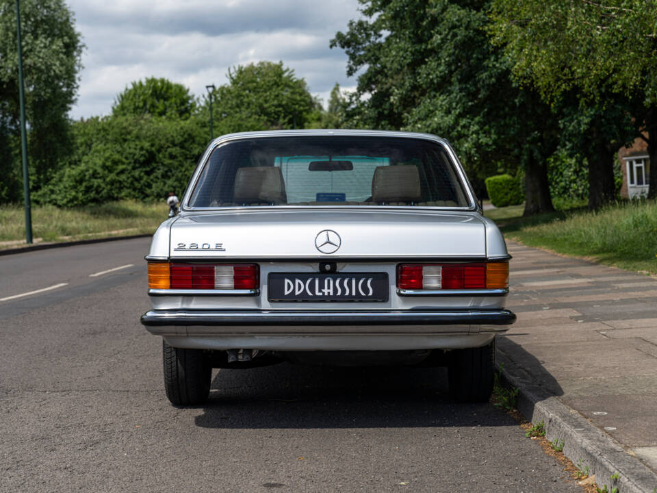 Immagine 6/25 di Mercedes-Benz 280 E (1981)