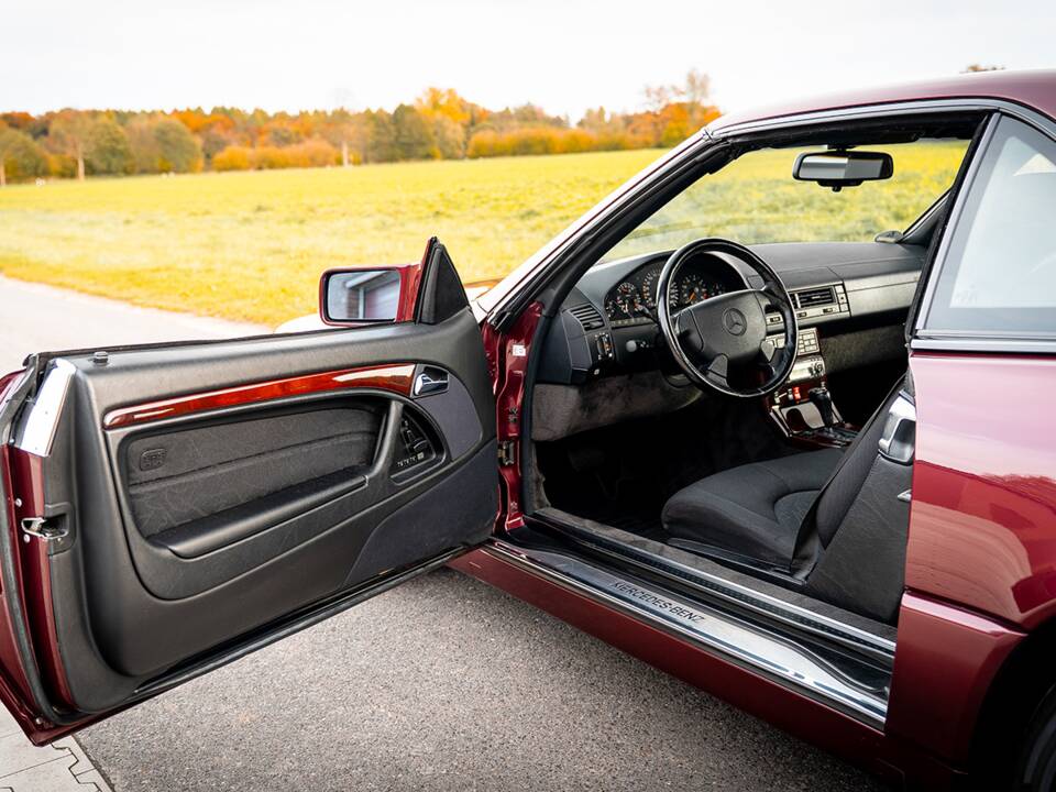 Image 22/47 of Mercedes-Benz SL 280 (1996)