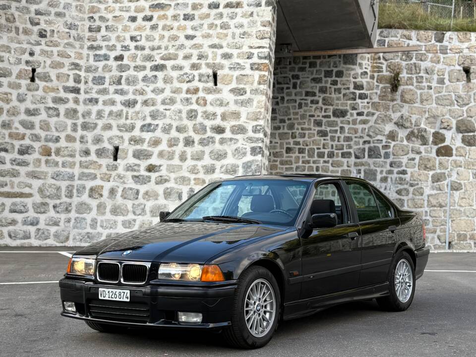Immagine 1/6 di BMW 325i (1994)