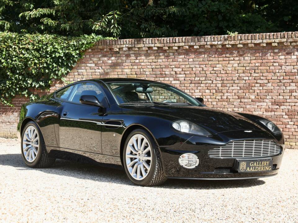 Afbeelding 50/50 van Aston Martin V12 Vanquish (2002)
