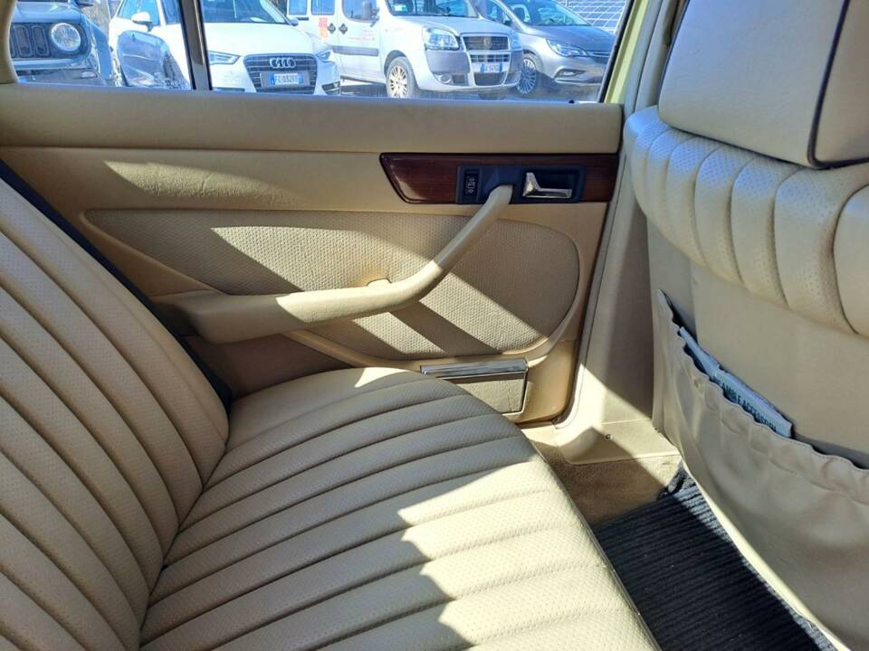 Image 47/50 of Mercedes-Benz 300 SE (1990)