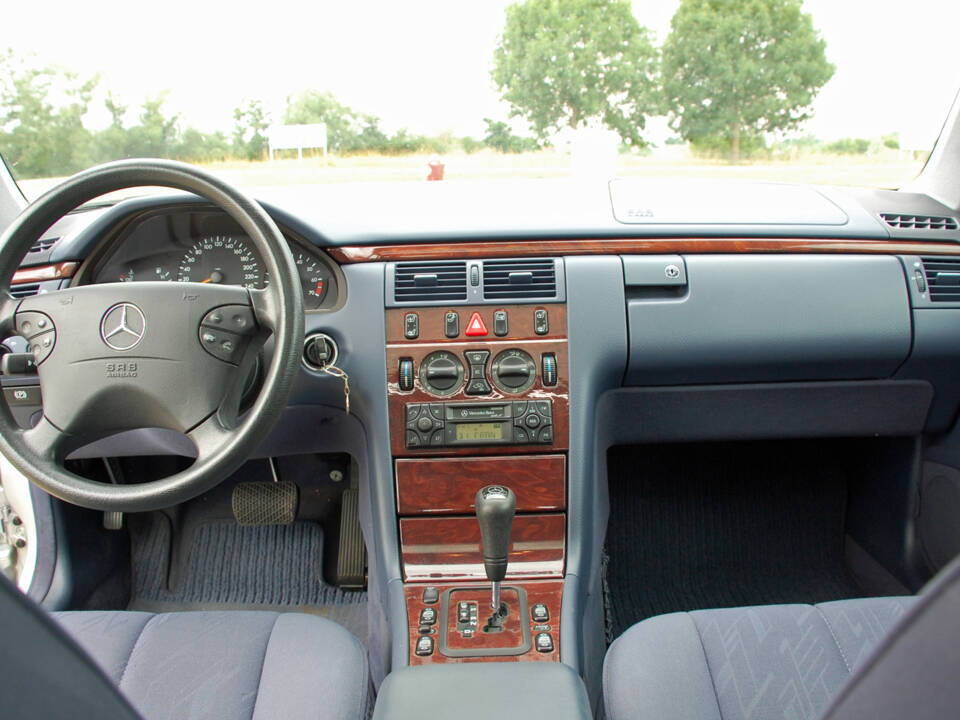 Imagen 3/34 de Mercedes-Benz E 240 (1999)
