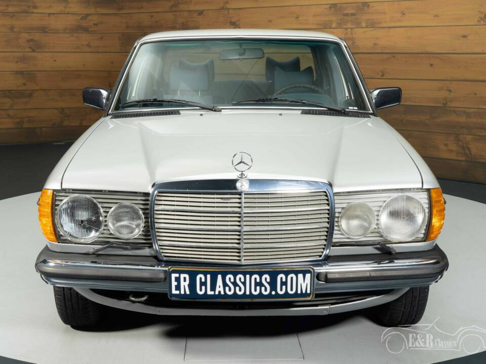 Image 4/8 de Mercedes-Benz 250 (1978)