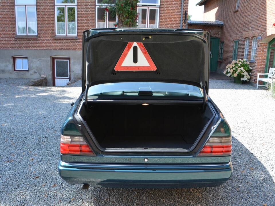 Immagine 9/15 di Mercedes-Benz E 220 (1996)
