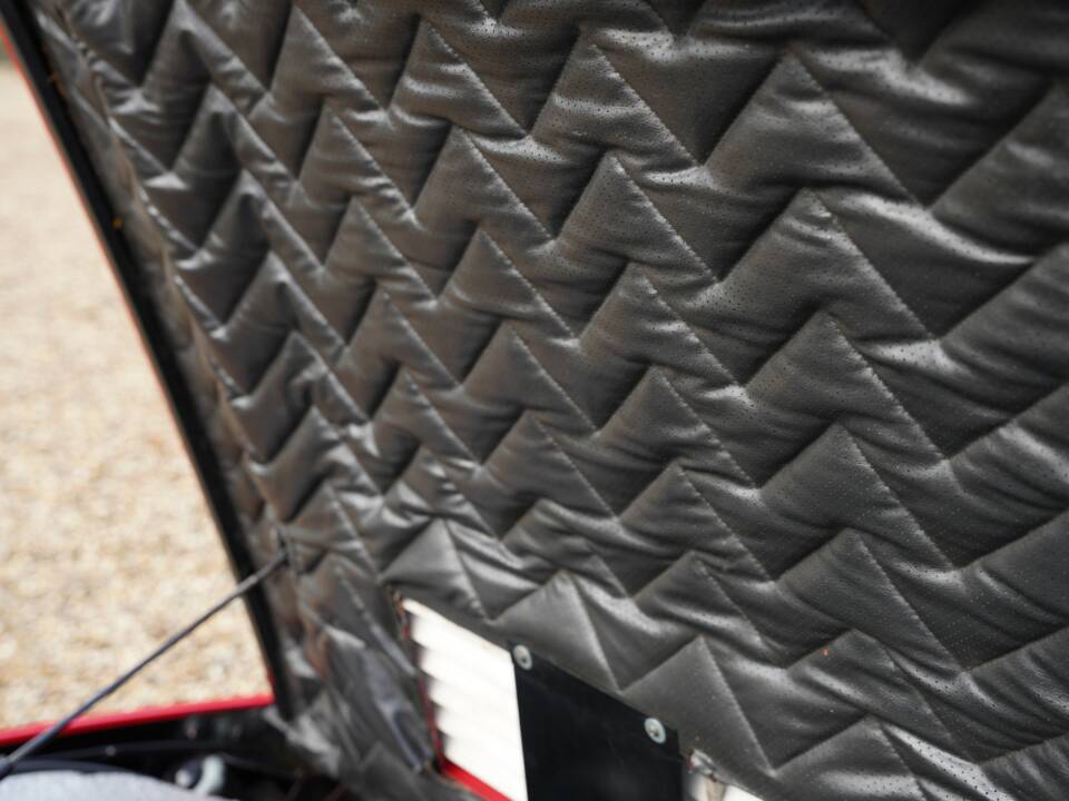 Image 25/50 de Ferrari 365 GT4 2+2 (1974)