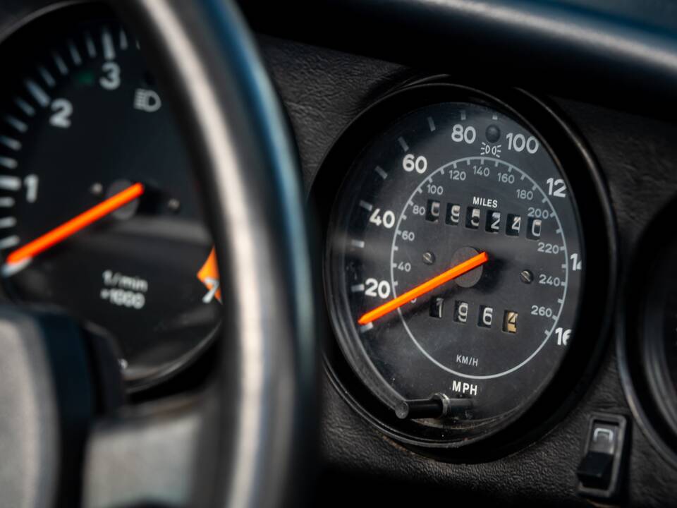 Image 29/47 of Porsche 911 Carrera 3.2 (1984)