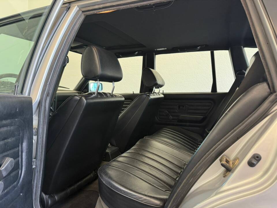Immagine 33/50 di BMW 325i Touring (1992)