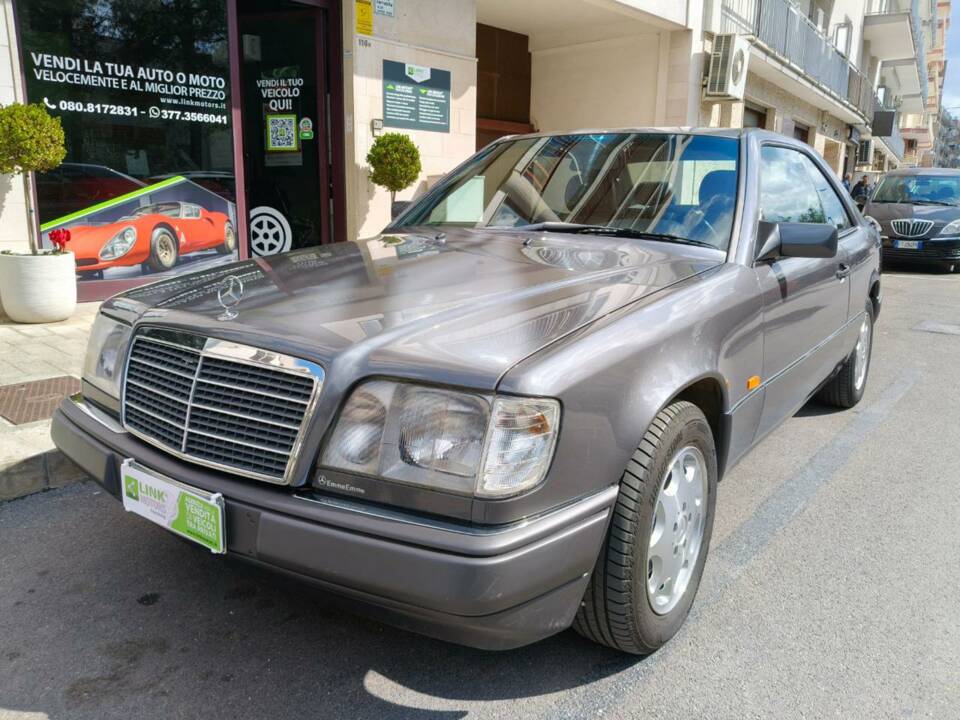 Immagine 31/35 di Mercedes-Benz E 200 (1995)