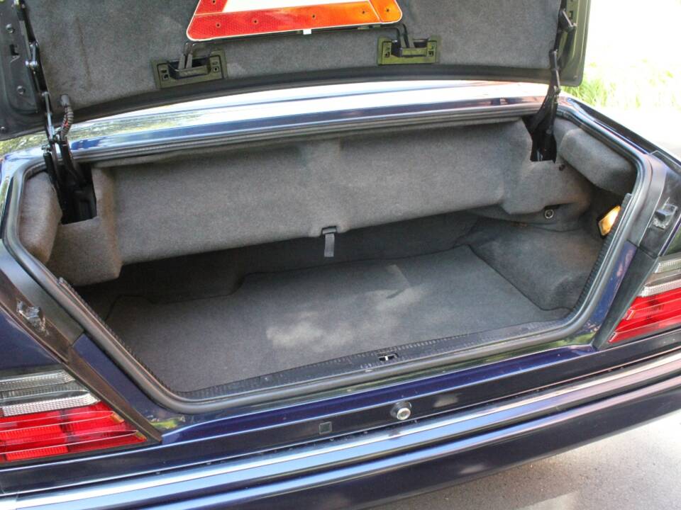 Image 17/21 of Mercedes-Benz E 320 (1995)