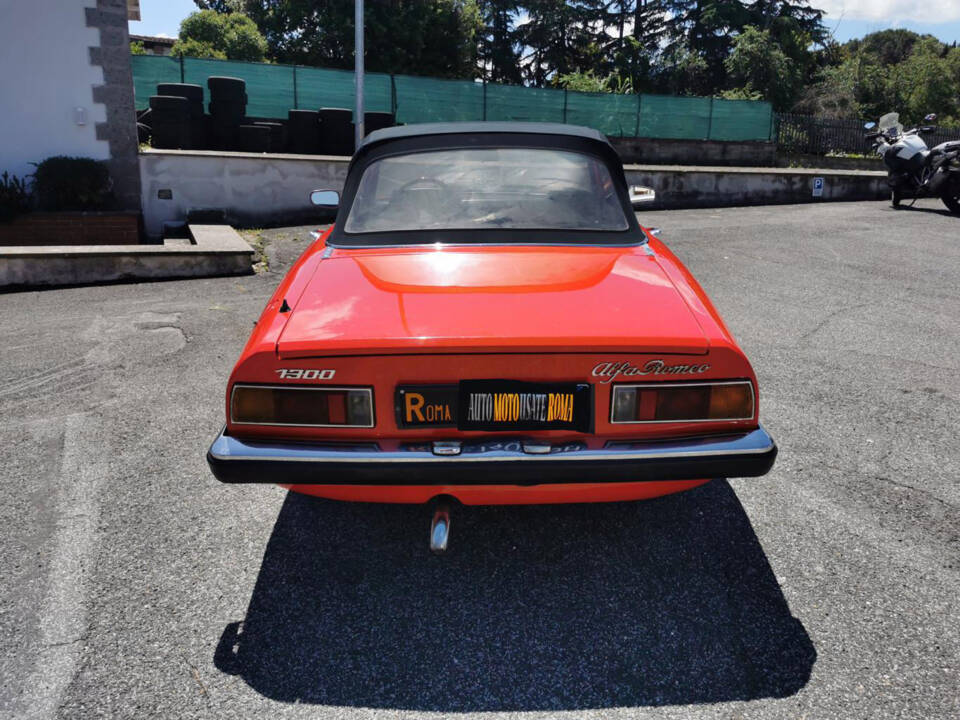 Image 21/33 of Alfa Romeo Spider 1300 (1976)