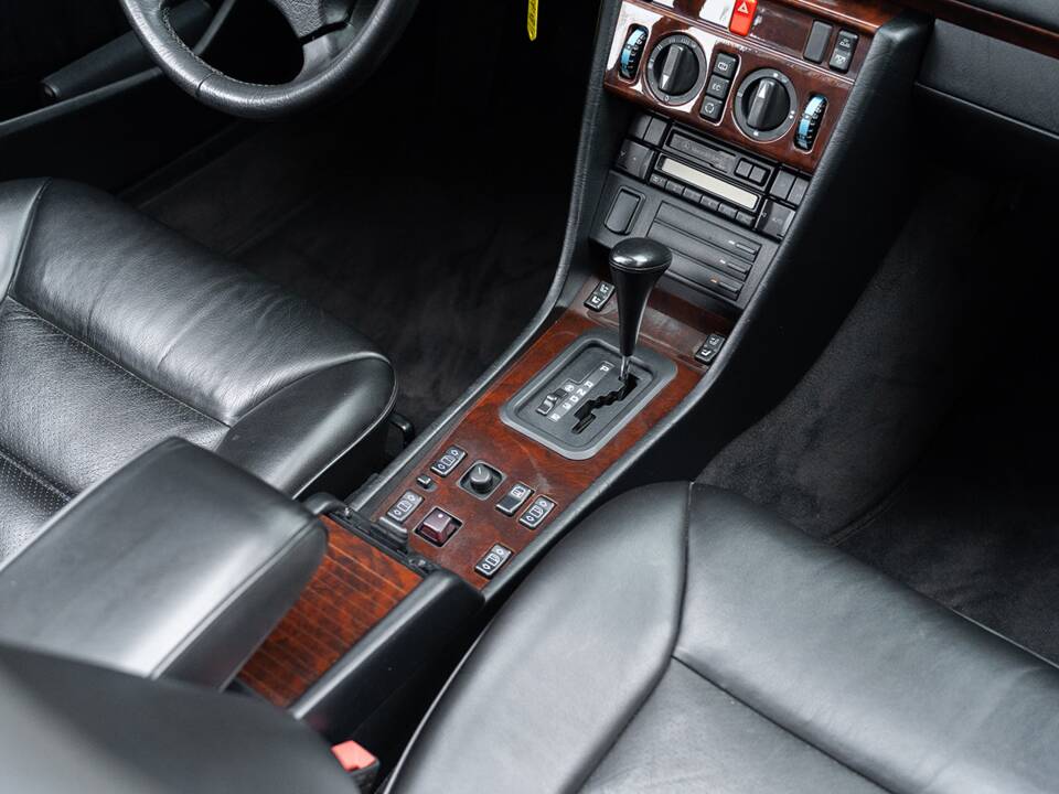 Image 33/45 of Mercedes-Benz E 220 (1995)