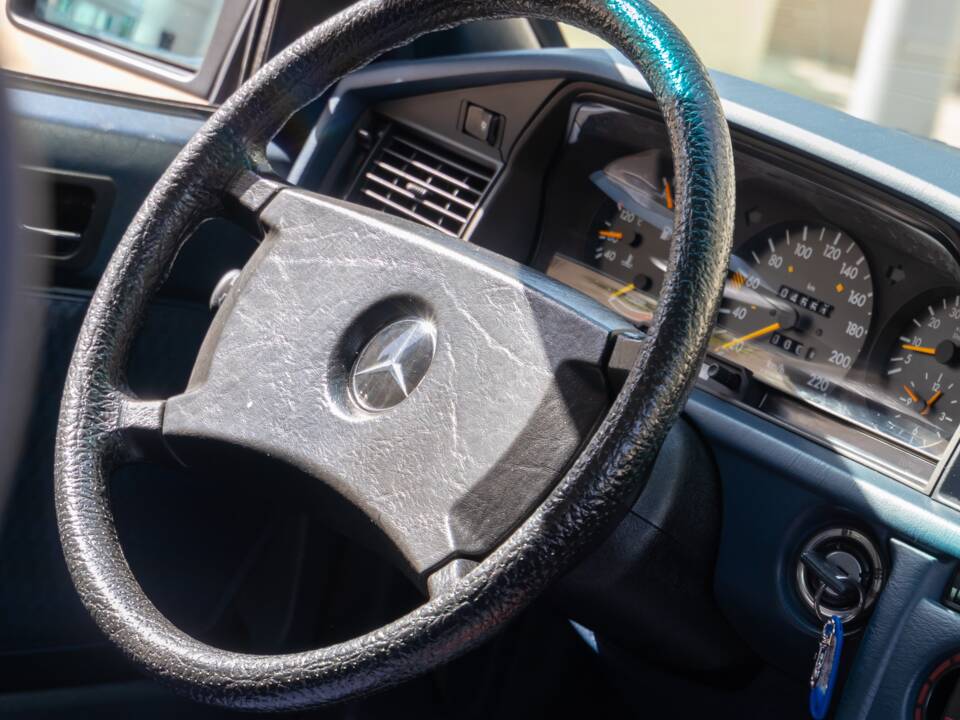 Imagen 4/69 de Mercedes-Benz 190 E (1988)