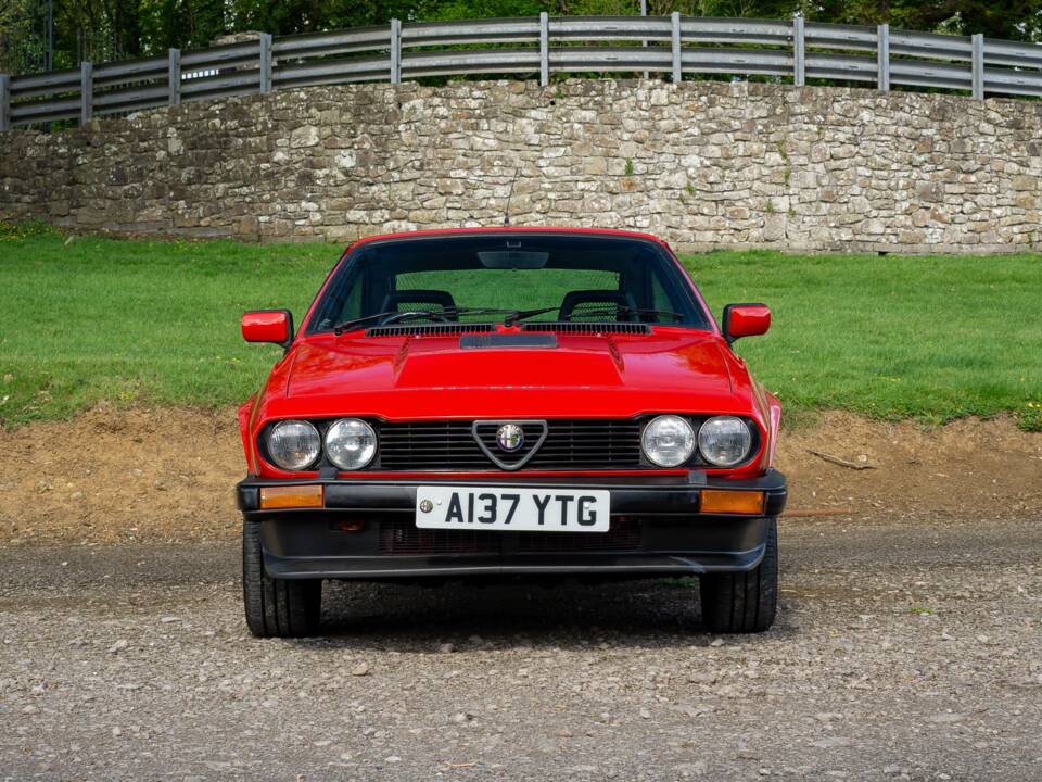 Image 6/25 of Alfa Romeo GTV 6 2.5 (1984)