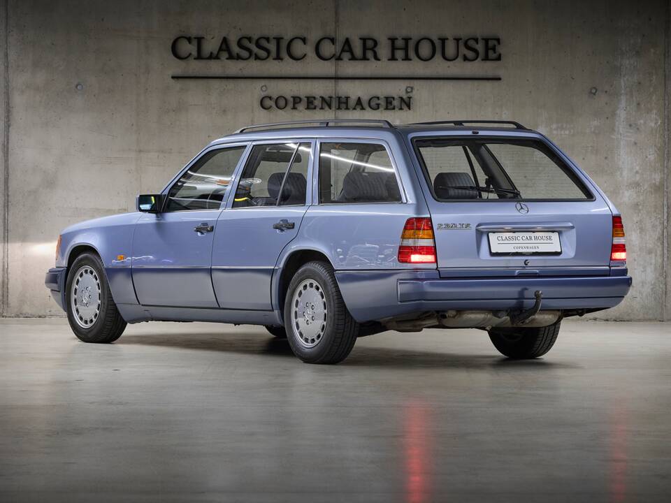 Image 7/100 of Mercedes-Benz 230 TE (1990)