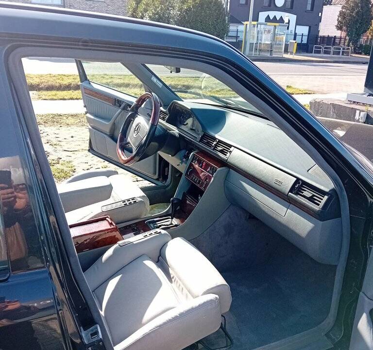 Image 2/8 of Mercedes-Benz 400 E (1991)