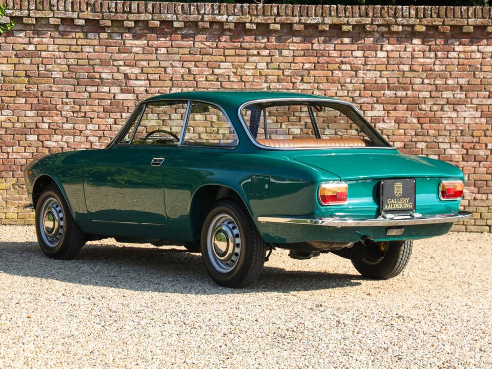 Bild 2/50 von Alfa Romeo Giulia 1300 GT Junior (1972)
