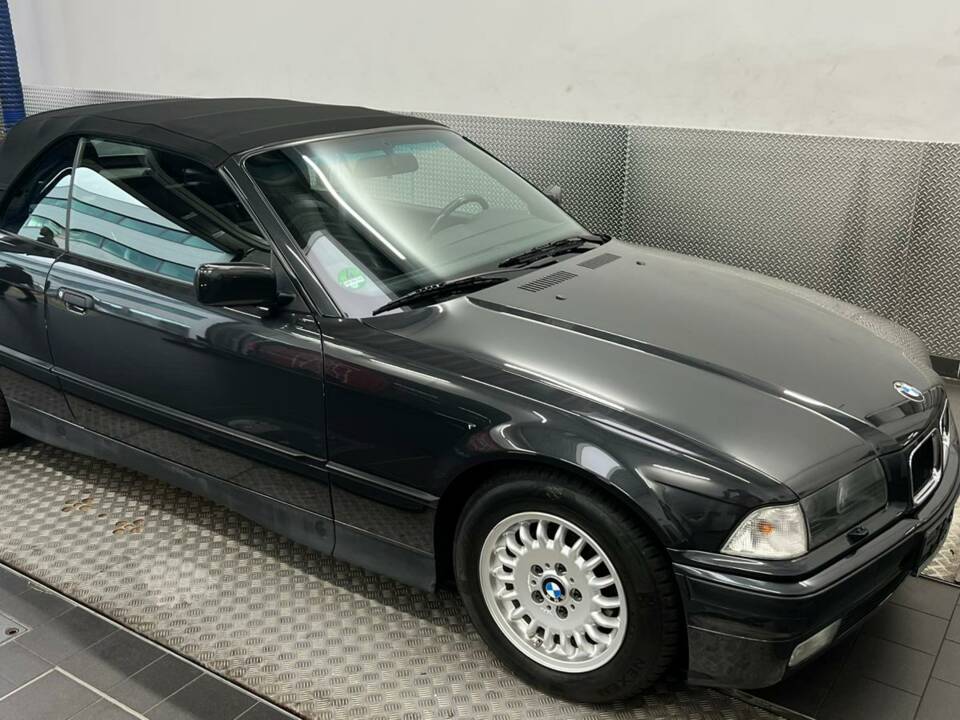 Immagine 1/11 di BMW 325i (1993)