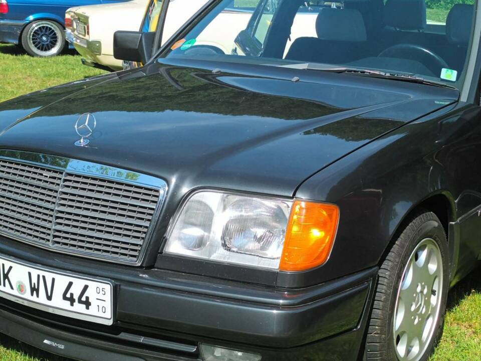 Image 4/8 of Mercedes-Benz 230 E (1988)