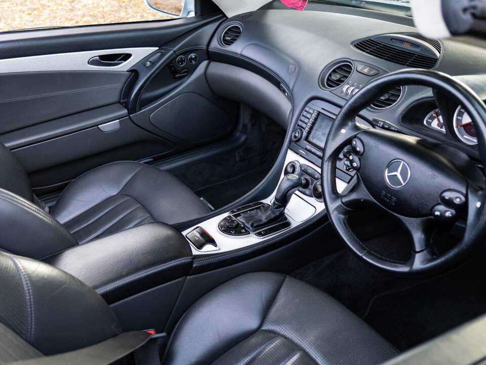 Image 34/45 of Mercedes-Benz SL 55 AMG (2004)