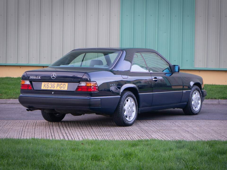 Bild 6/30 von Mercedes-Benz 300 CE (1992)