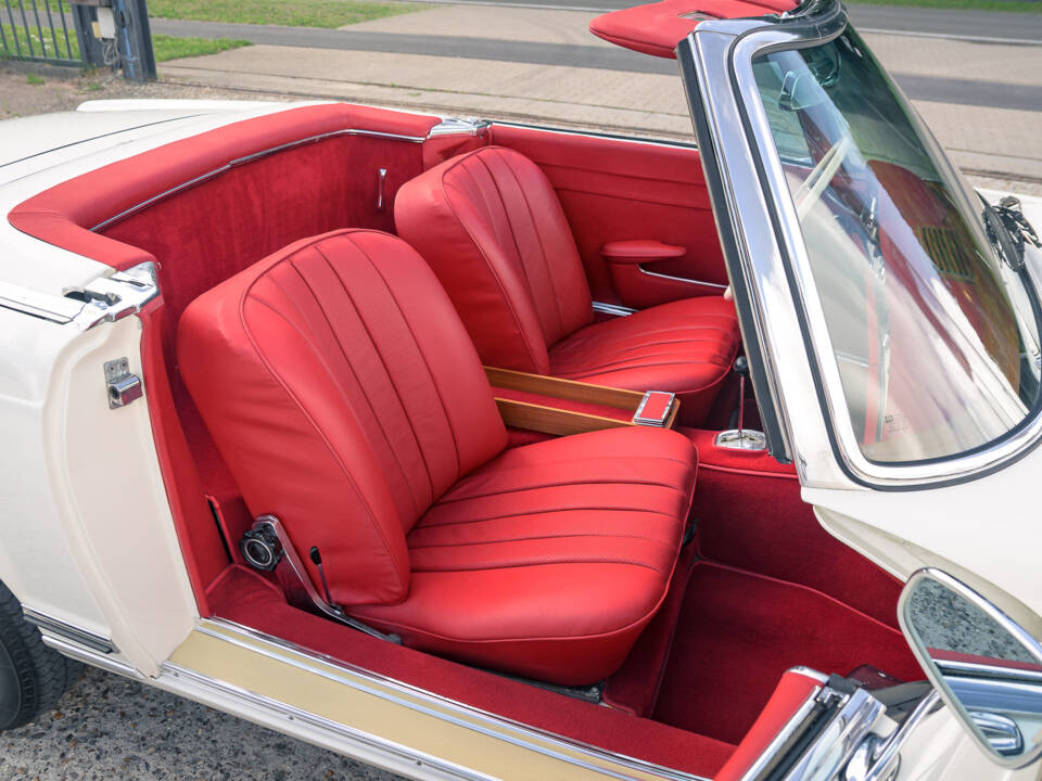 Image 37/60 of Mercedes-Benz 230 SL (1967)