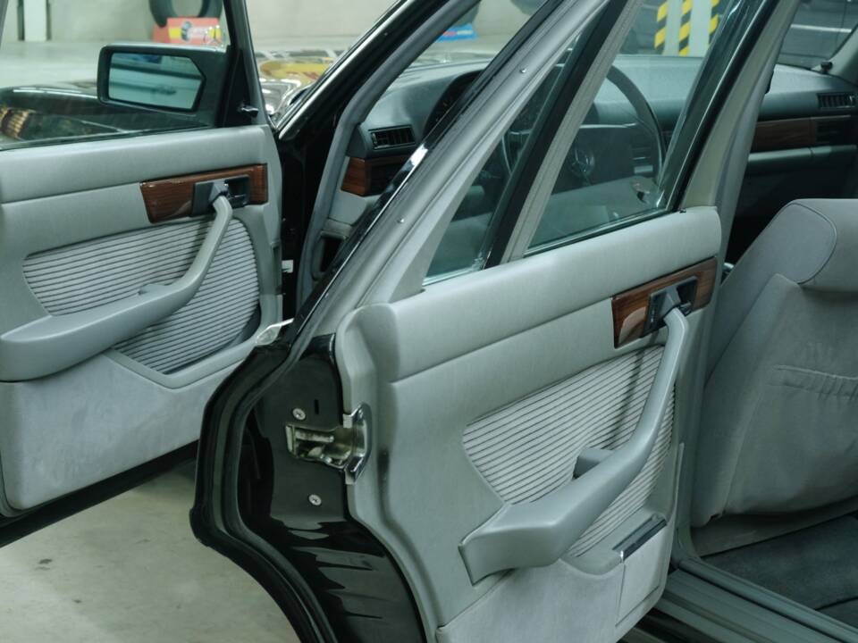 Bild 35/50 von Mercedes-Benz 300 SEL (1991)