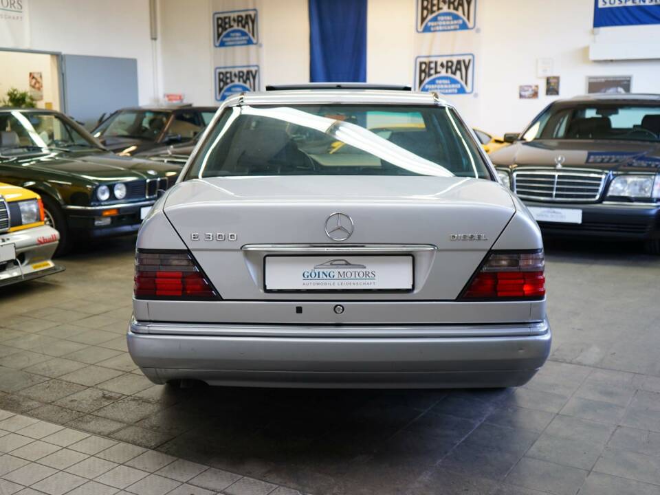 Image 9/33 of Mercedes-Benz E 300 Diesel (1994)