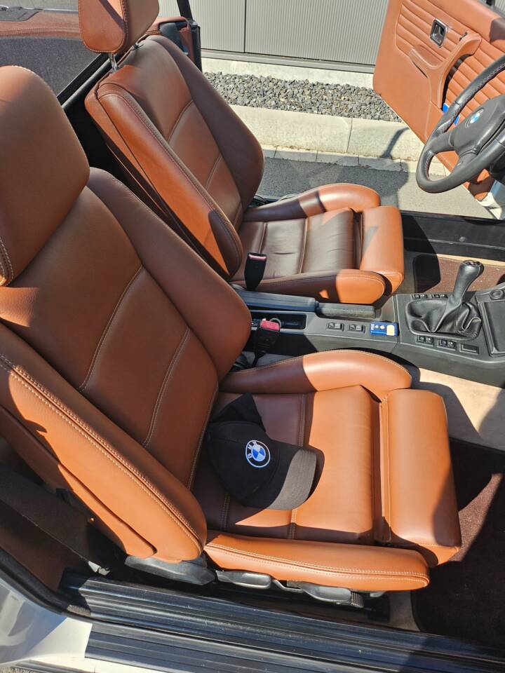 Immagine 38/67 di BMW 320i (1990)
