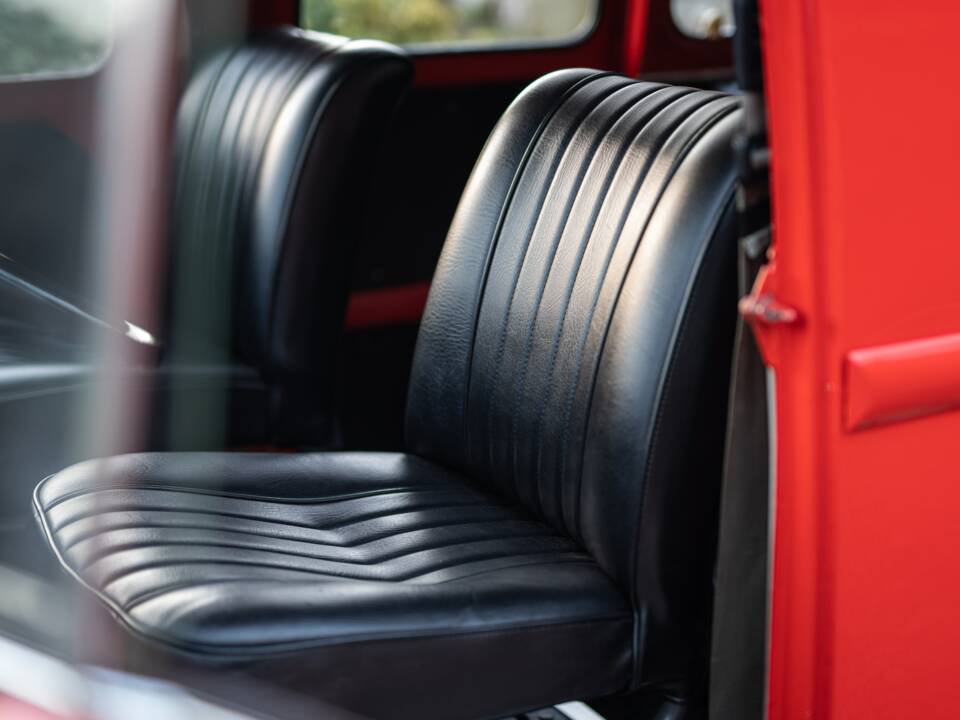 Image 25/52 of Renault Estafette (1977)