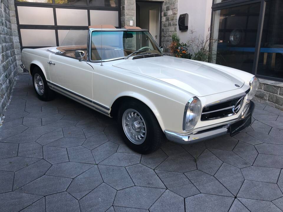 Image 40/43 of Mercedes-Benz 230 SL (1967)