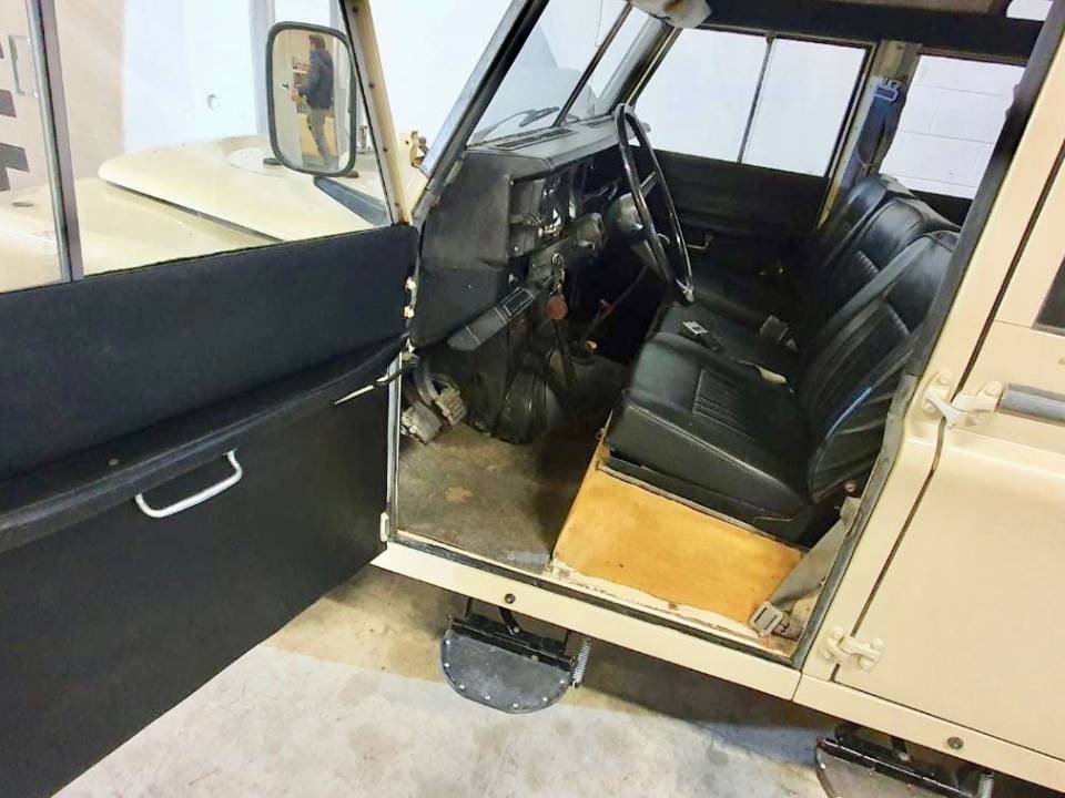Image 12/30 of Land Rover 109 (1971)