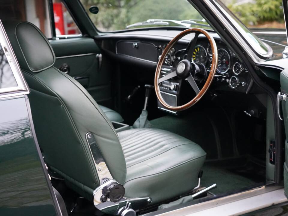 Image 2/22 de Aston Martin DB 6 Mk II (1970)