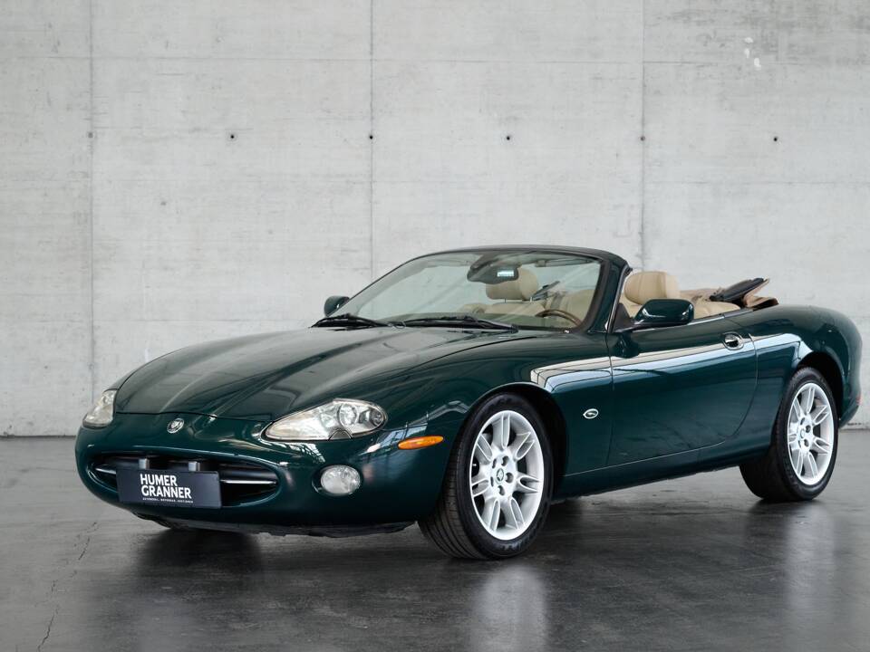 Bild 2/50 von Jaguar XK8 4.0 (2002)