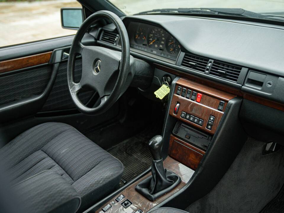 Bild 32/50 von Mercedes-Benz 200 TE (1992)