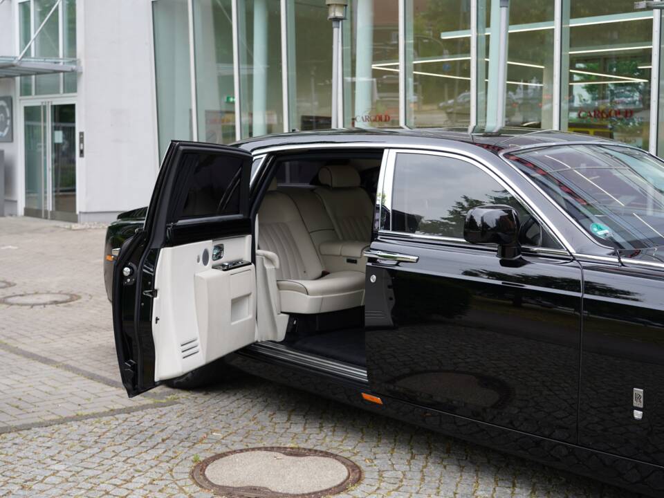 Image 19/21 of Rolls-Royce Phantom VII (2009)