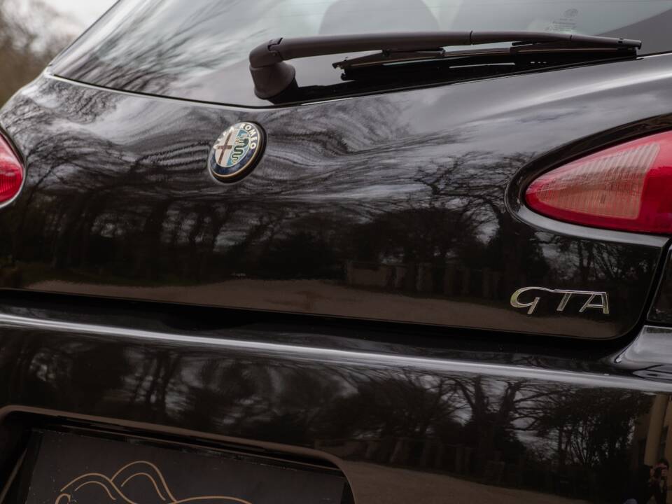 Image 15/60 of Alfa Romeo 147 3.2 GTA (2003)