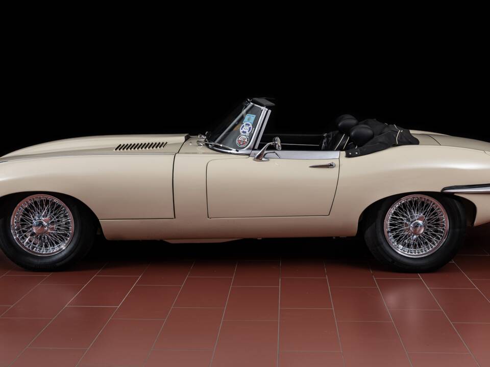 Image 2/7 de Jaguar E-Type (1970)