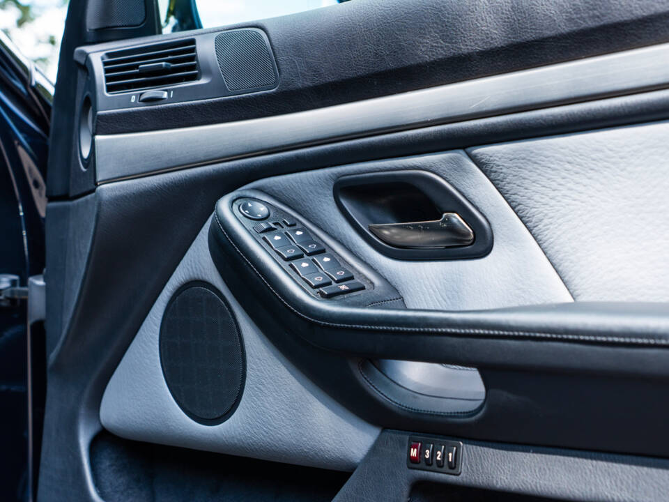Image 47/56 of BMW M5 (2000)