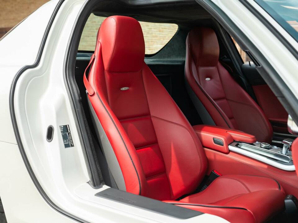 Image 24/50 of Mercedes-Benz SLS AMG (2010)