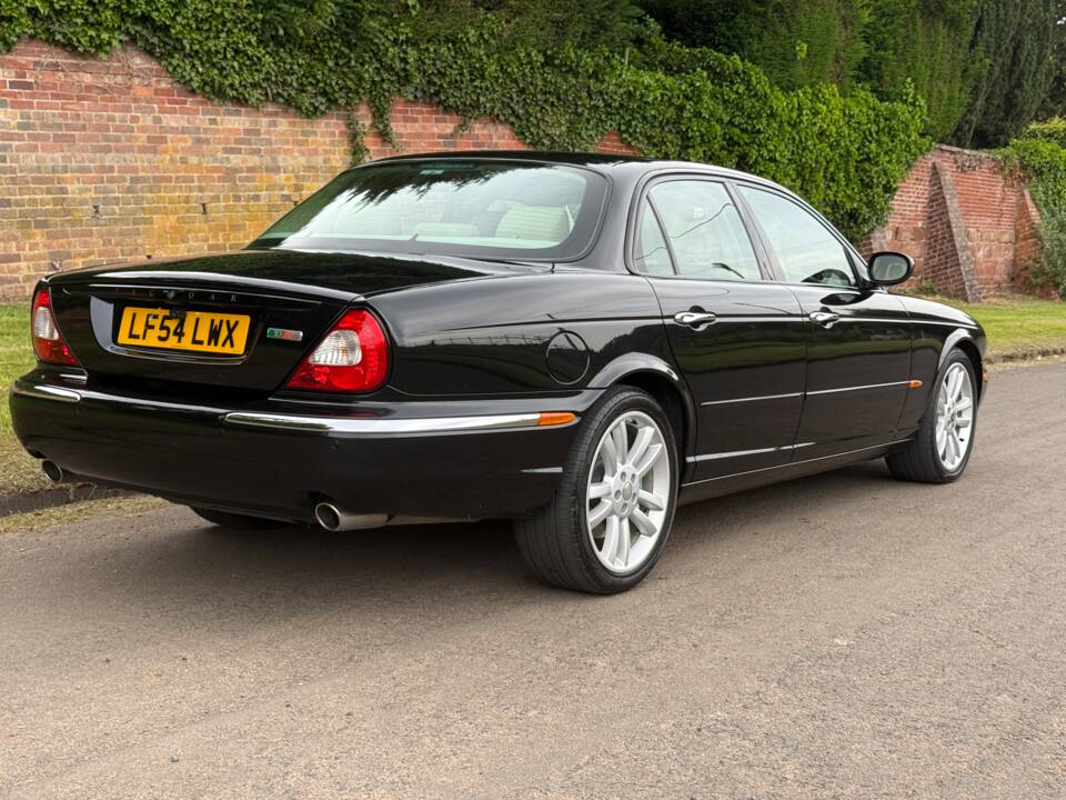 Image 2/13 of Jaguar XJR (2004)