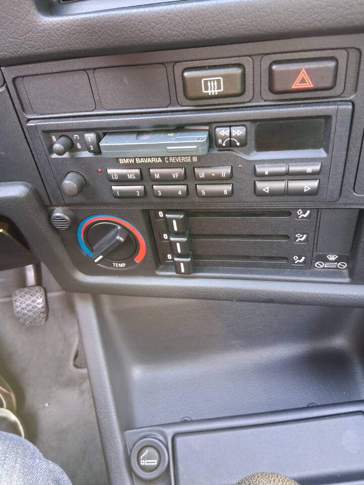 Image 16/18 of BMW 318i (1992)