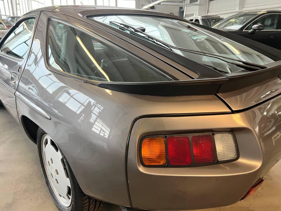 Afbeelding 42/59 van Porsche 928 S (1985)