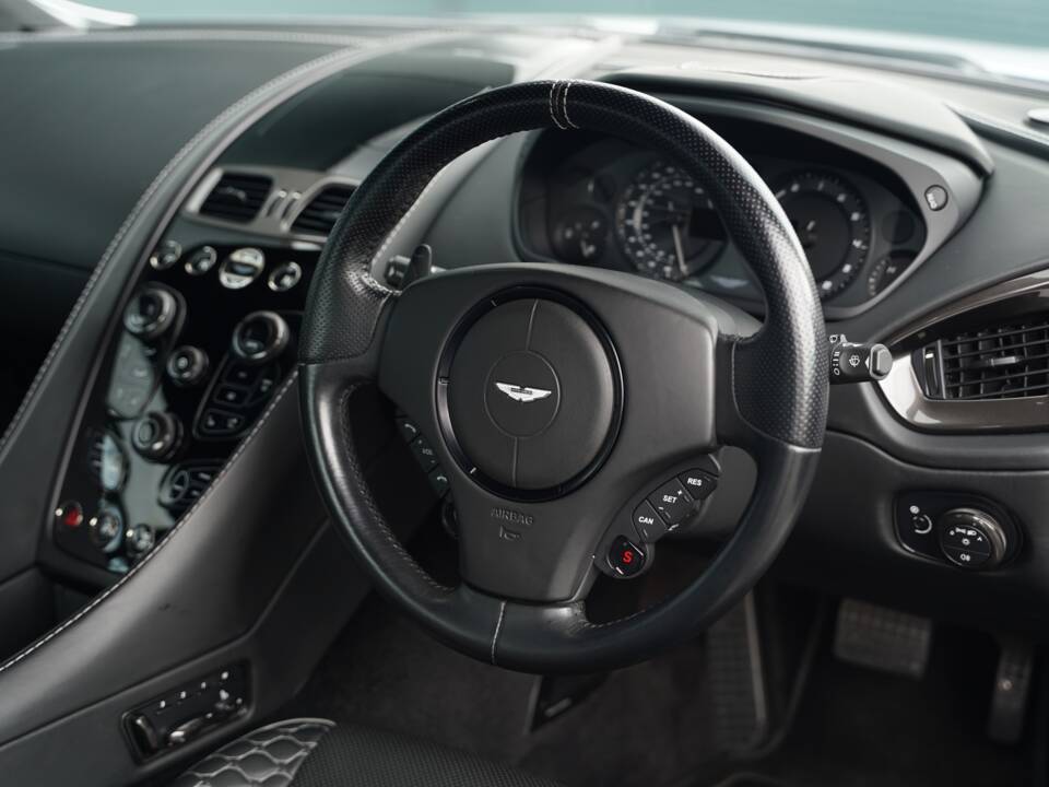 Image 21/50 of Aston Martin Vanquish (2014)