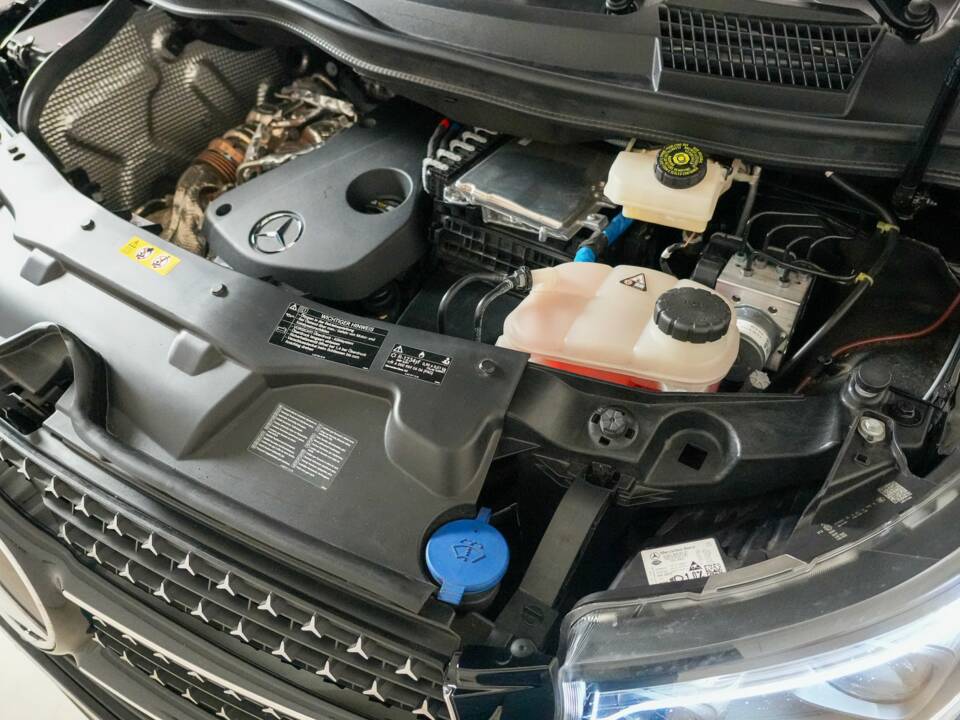 Image 23/35 of Mercedes-Benz V 300 d 4MATIC (2025)