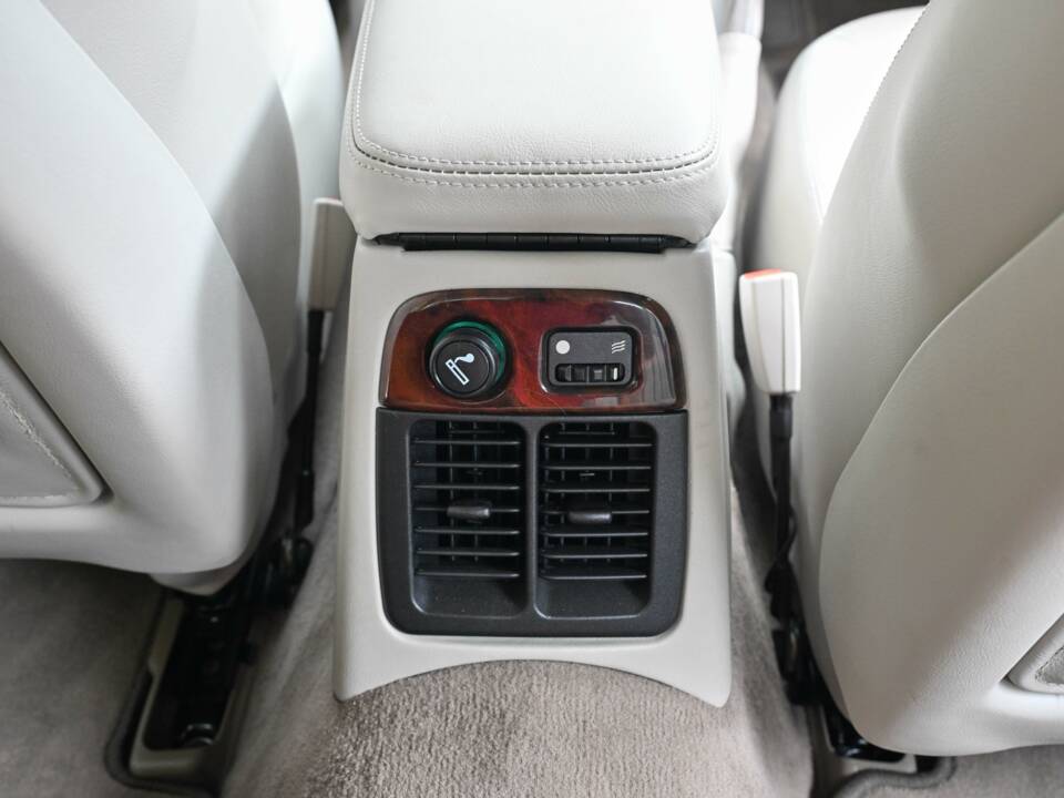 Immagine 41/50 di Jaguar XJ 8 Executive (2002)