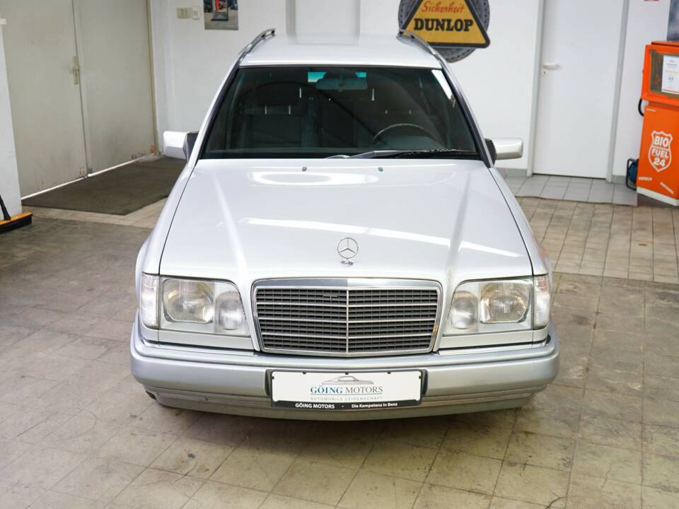 Image 4/36 de Mercedes-Benz E 220 T (1993)