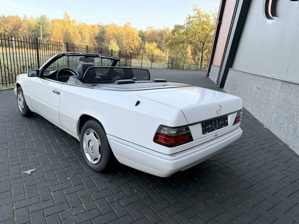Image 8/36 of Mercedes-Benz E 200 (1994)