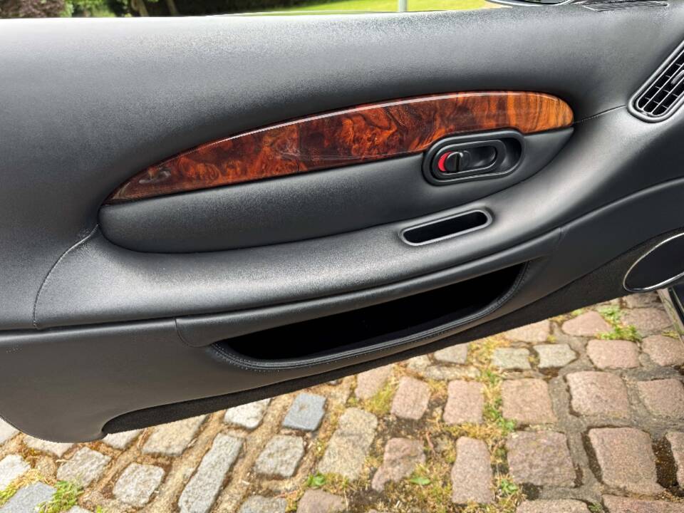 Image 23/28 of Aston Martin DB 7 Volante (1997)